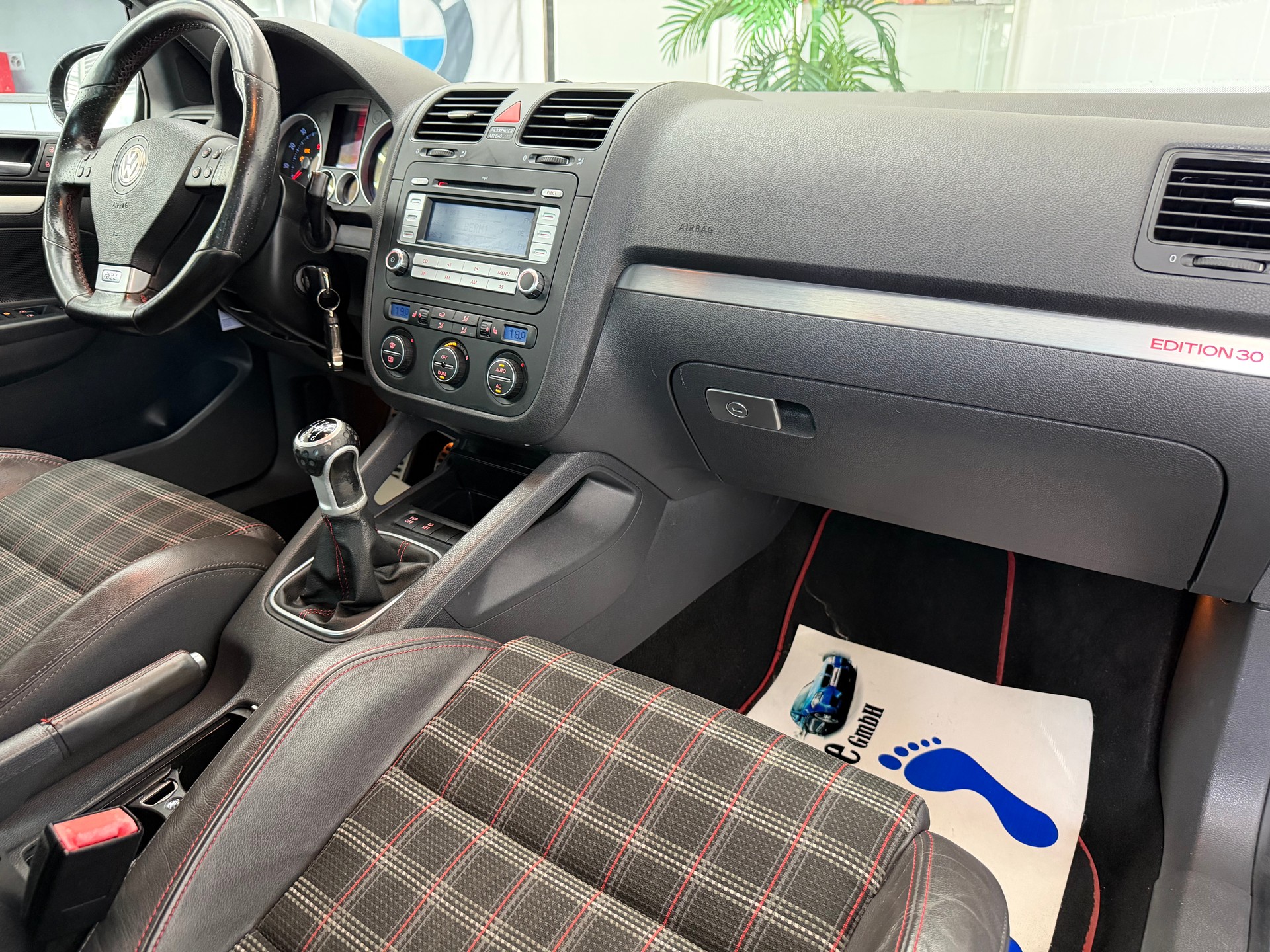VW Golf 2.0 TFSI GTI Edition 30-image-14