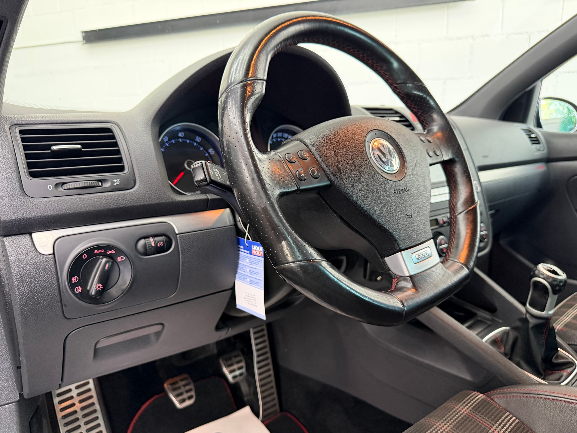 VW Golf 2.0 TFSI GTI Edition 30-image-9