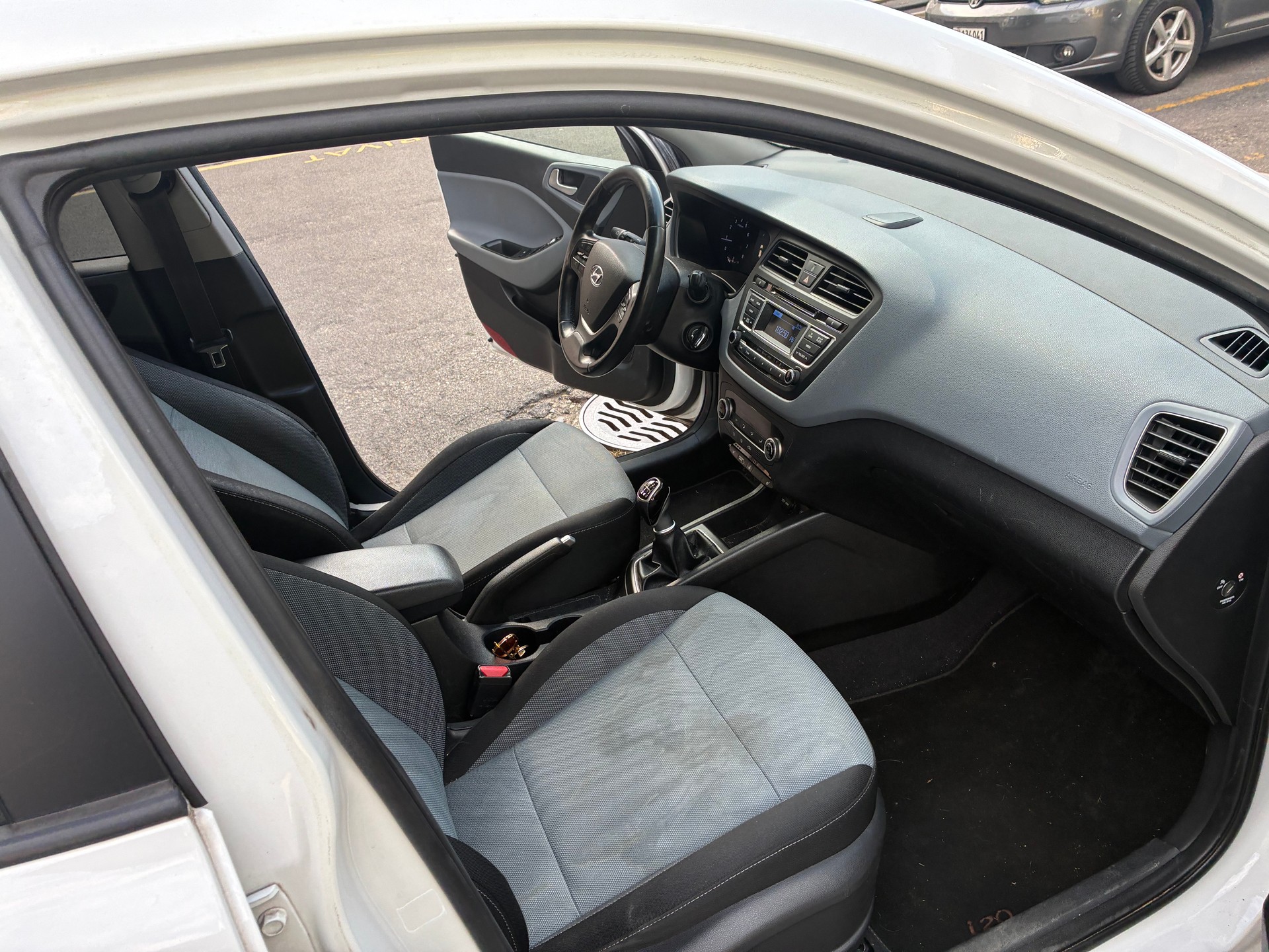 HYUNDAI i20 1.4 Amplia-image-13