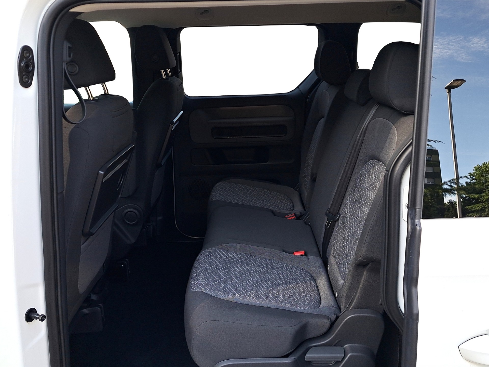 VW ID.Buzz NWB Pro *Anhängerkupplung* Mega Ausstattung*-image-7