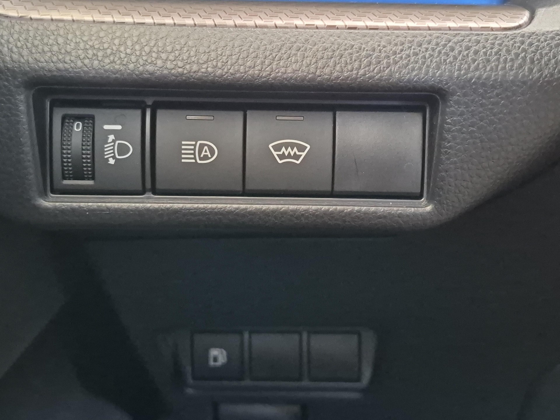 TOYOTA Prius 2.0 Plug-In-Hybrid Trend / ab 3,99% Leasing bei Abschluss einer Protect Autoversicherung-image-19
