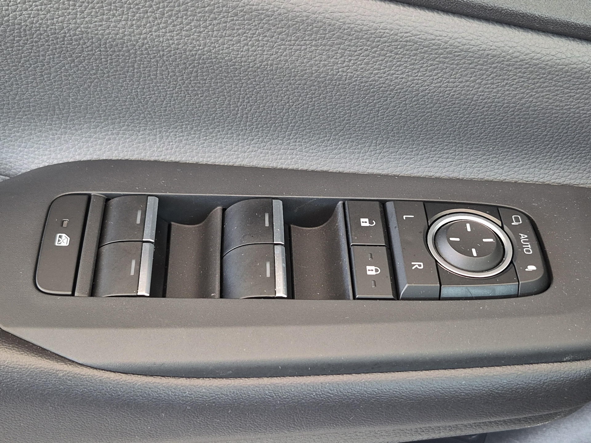 TOYOTA Prius 2.0 Plug-In-Hybrid Trend / ab 3,99% Leasing bei Abschluss einer Protect Autoversicherung-image-18