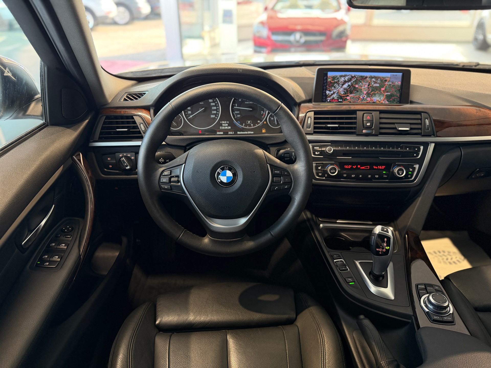 BMW 335i Luxury Line Steptronic-image-11