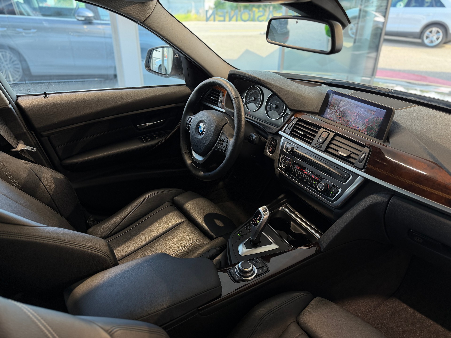 BMW 335i Luxury Line Steptronic-image-19