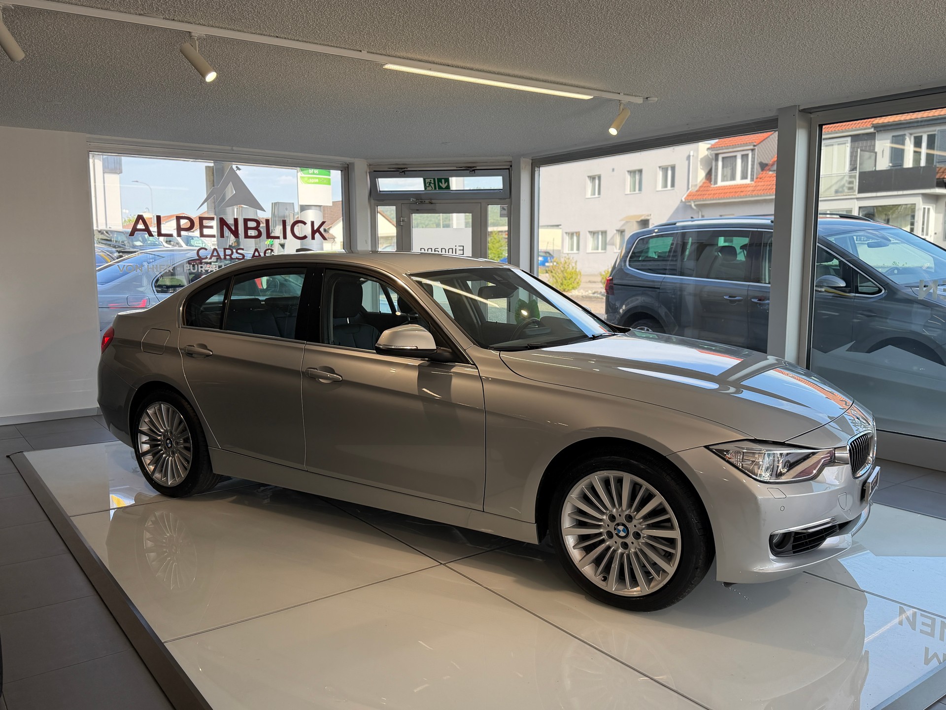 BMW 335i Luxury Line Steptronic-image-2