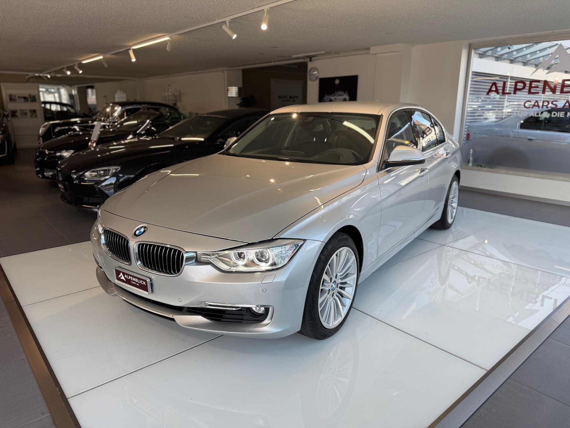 BMW 335i Luxury Line Steptronic-image-6