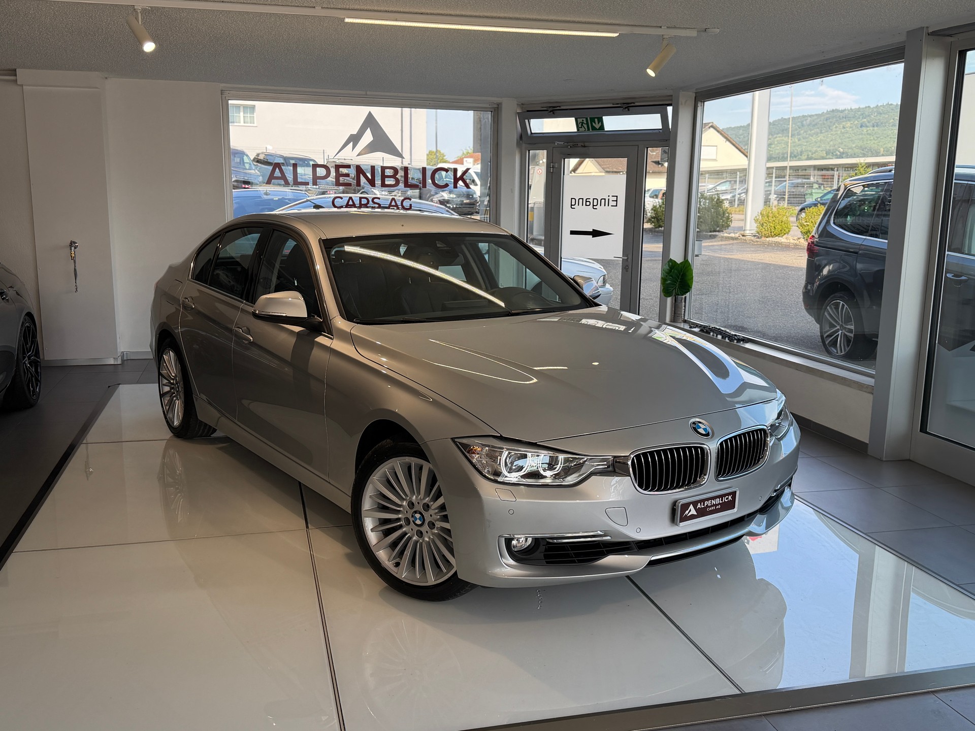 BMW 335i Luxury Line Steptronic-image-0