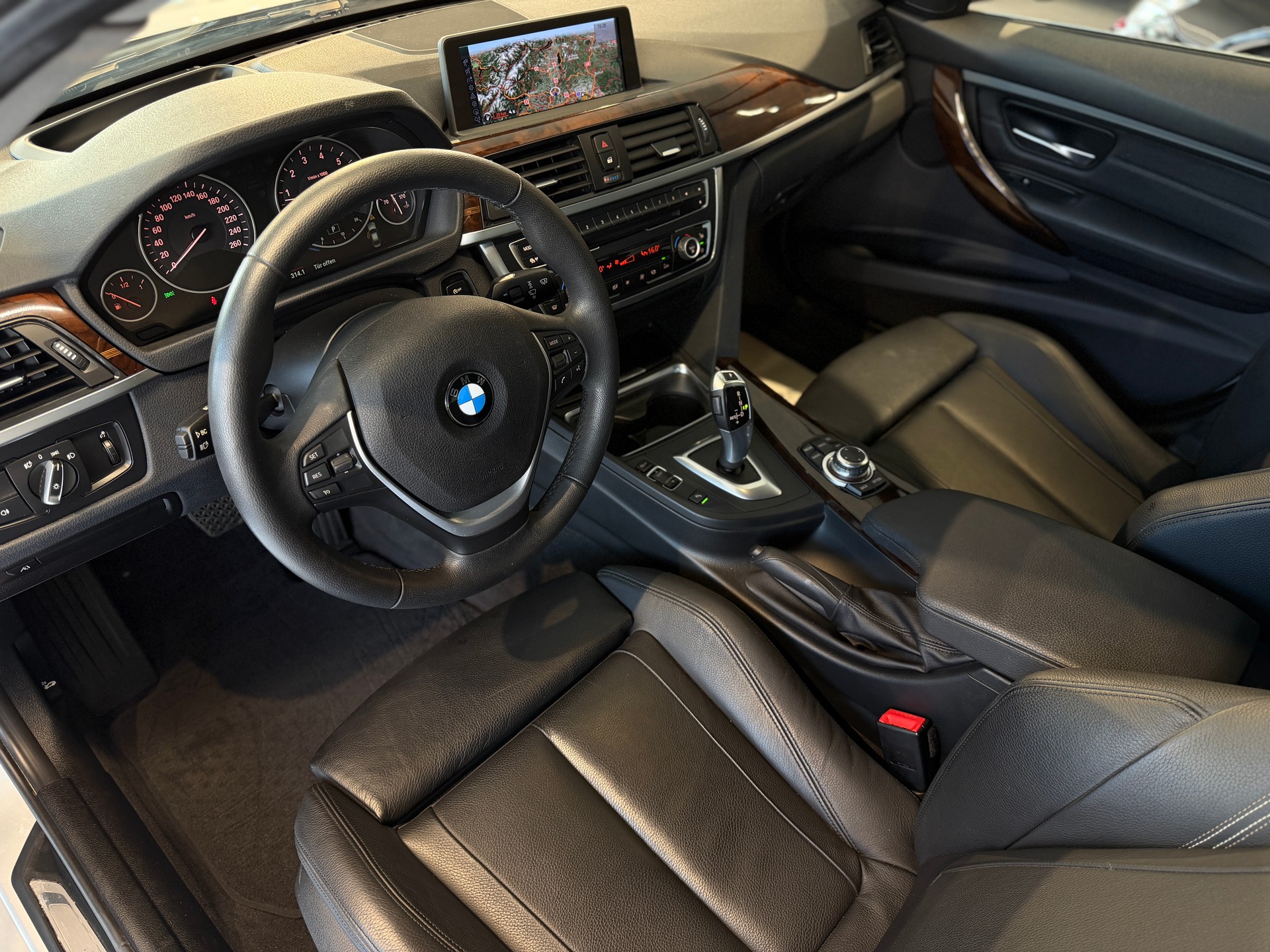 BMW 335i Luxury Line Steptronic-image-10