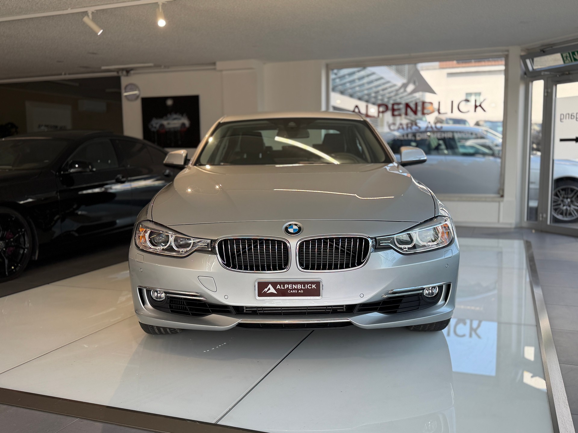 BMW 335i Luxury Line Steptronic-image-1