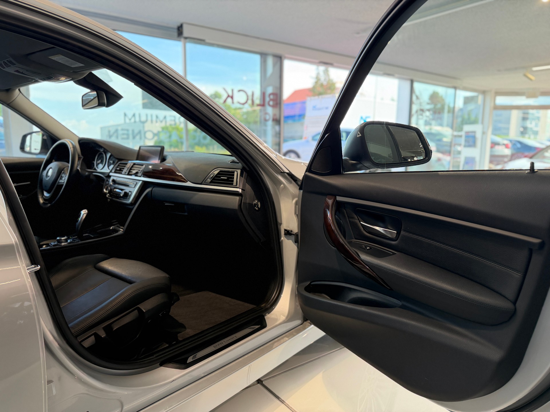 BMW 335i Luxury Line Steptronic-image-15