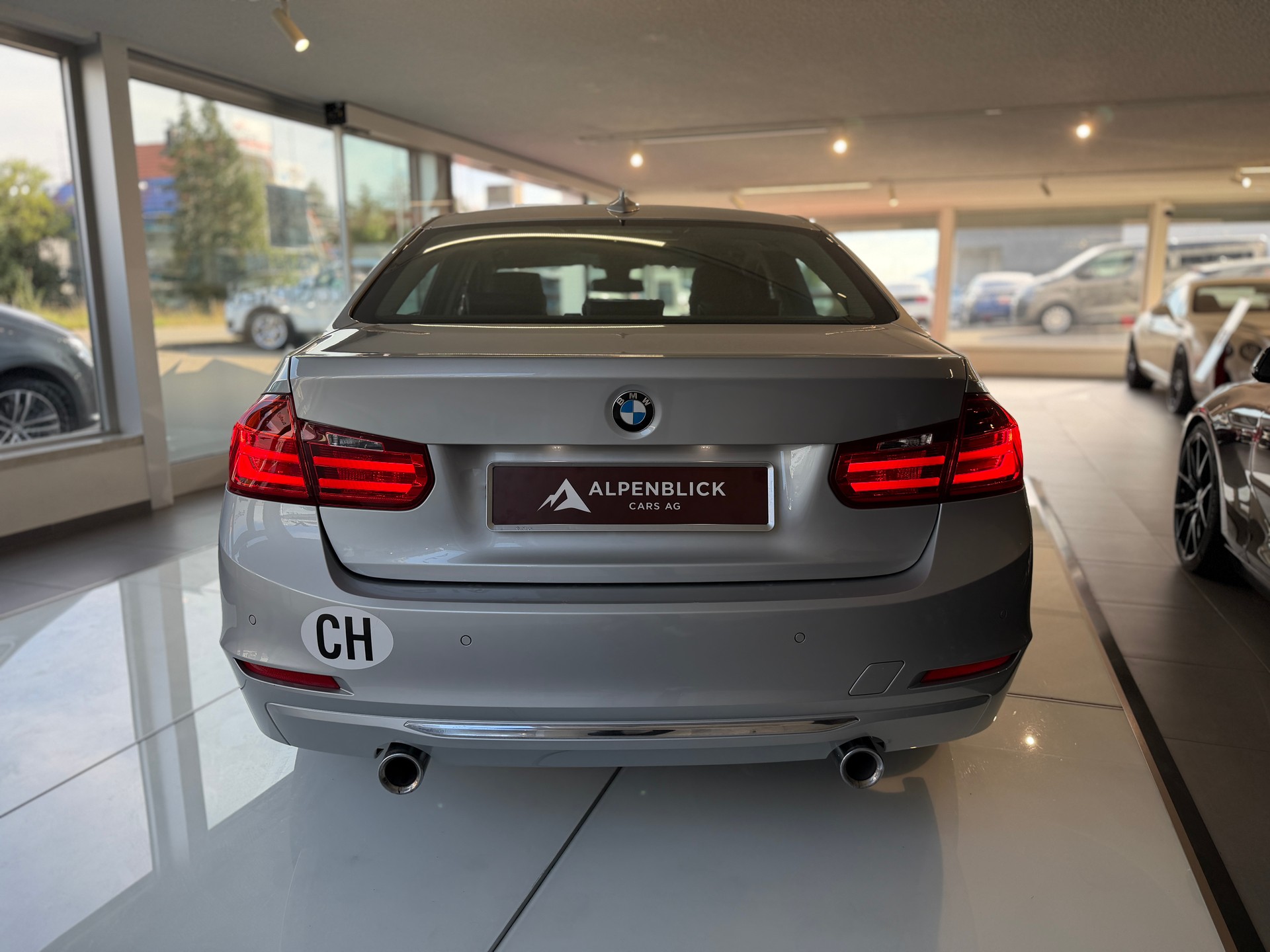 BMW 335i Luxury Line Steptronic-image-4