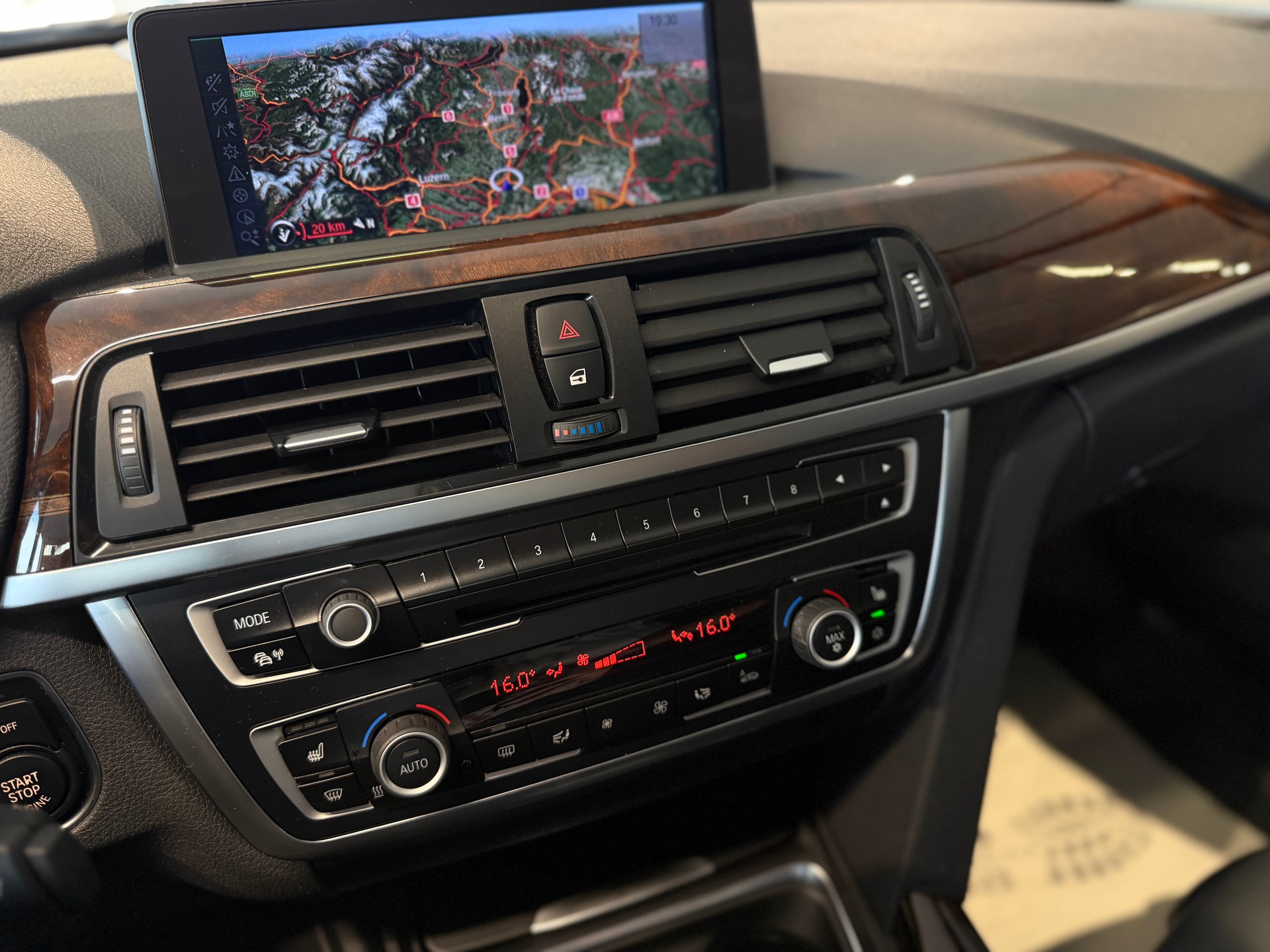 BMW 335i Luxury Line Steptronic-image-18
