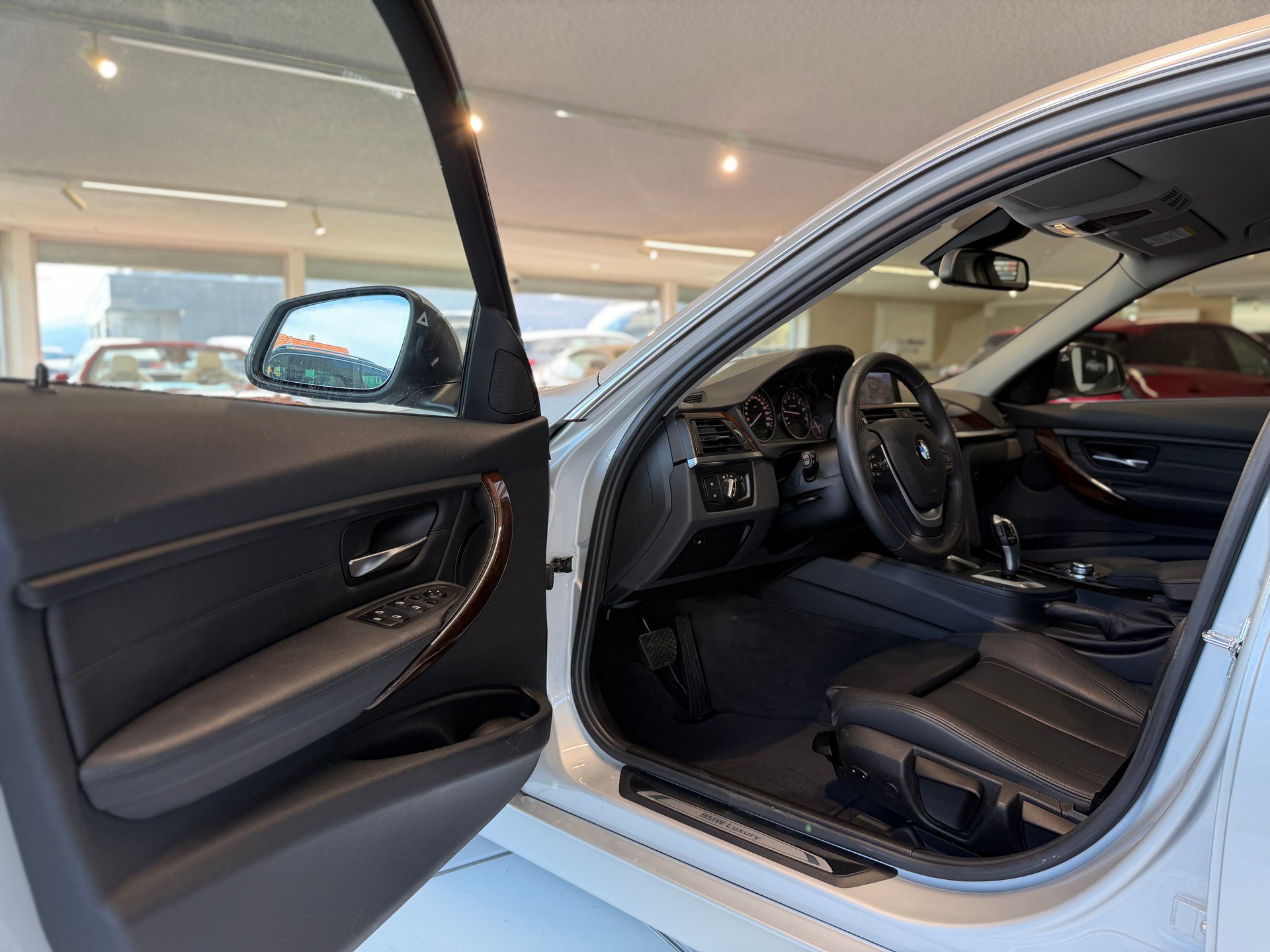 BMW 335i Luxury Line Steptronic-image-8