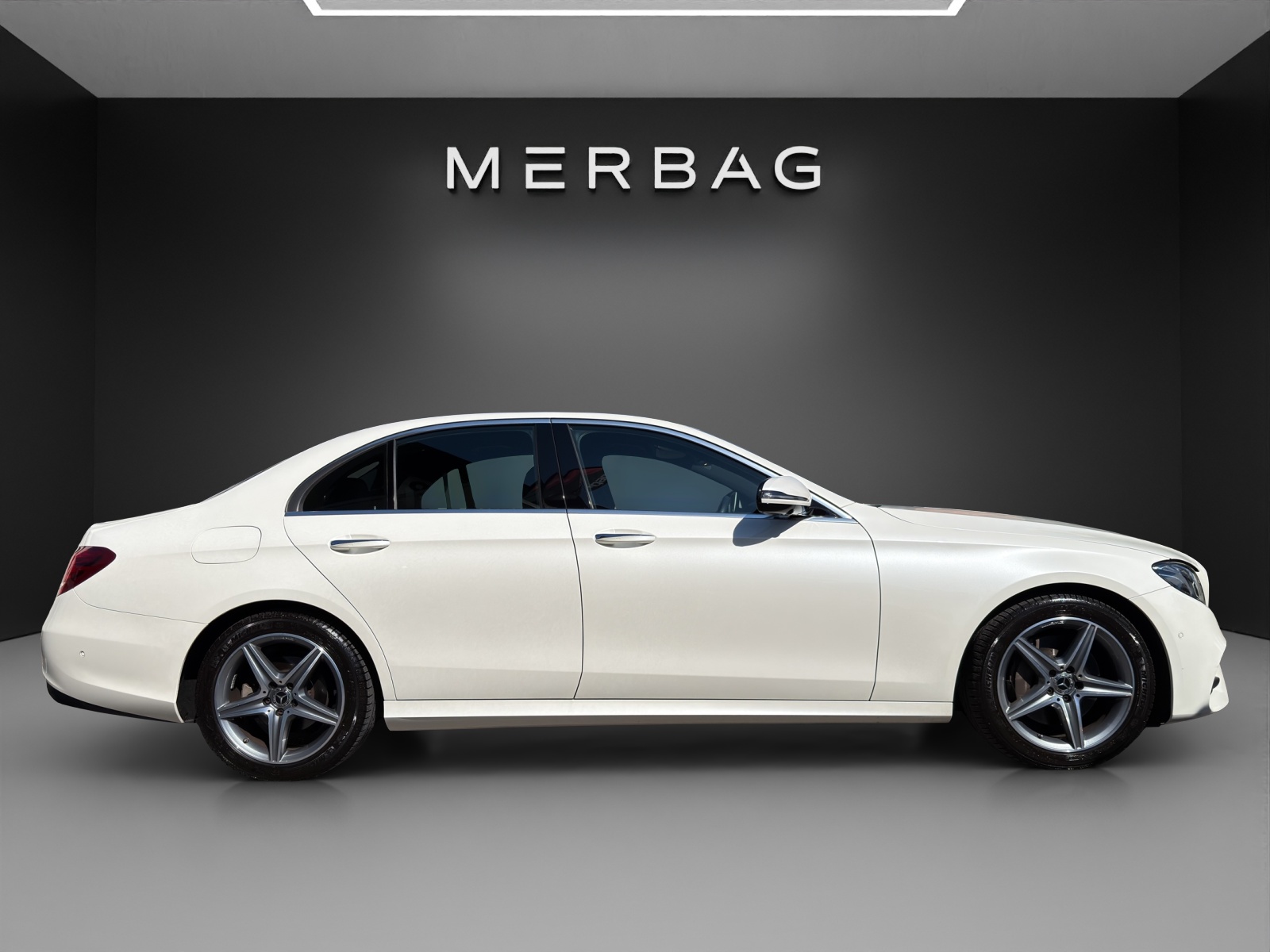 MERCEDES-BENZ E 200 AMG Line 4Matic 9G-Tronic-image-1