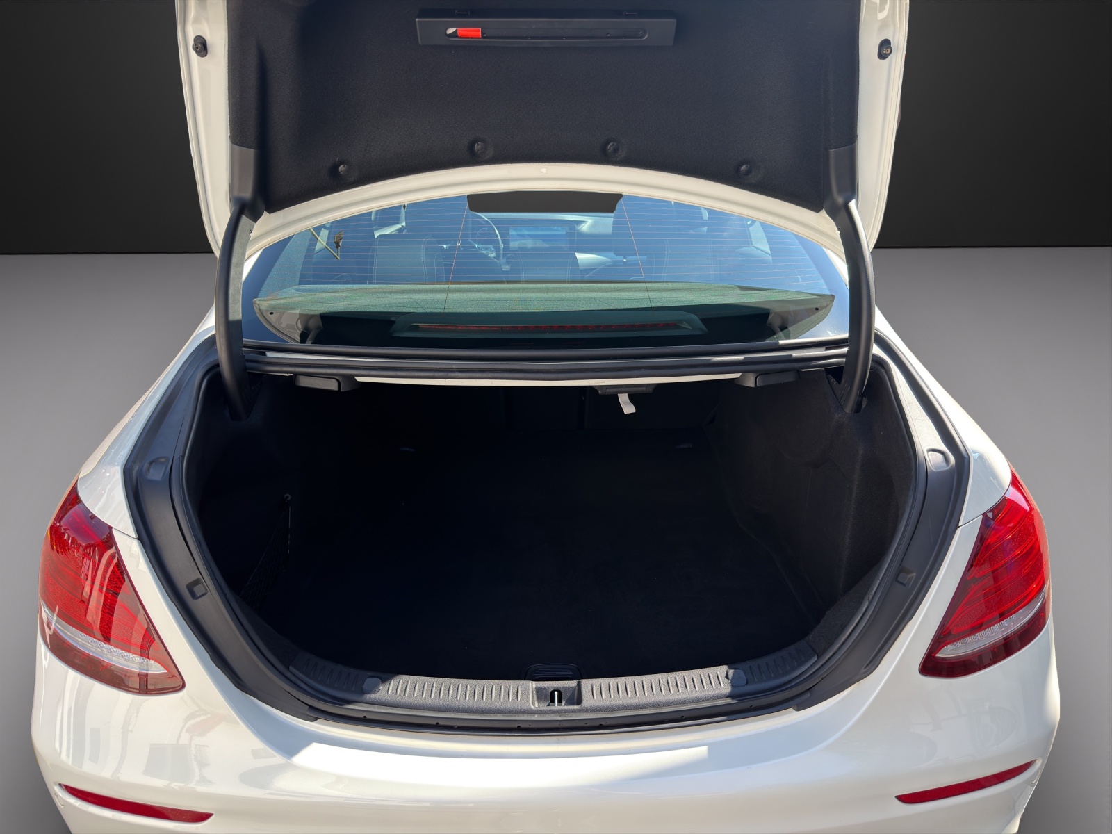 MERCEDES-BENZ E 200 AMG Line 4Matic 9G-Tronic-image-13