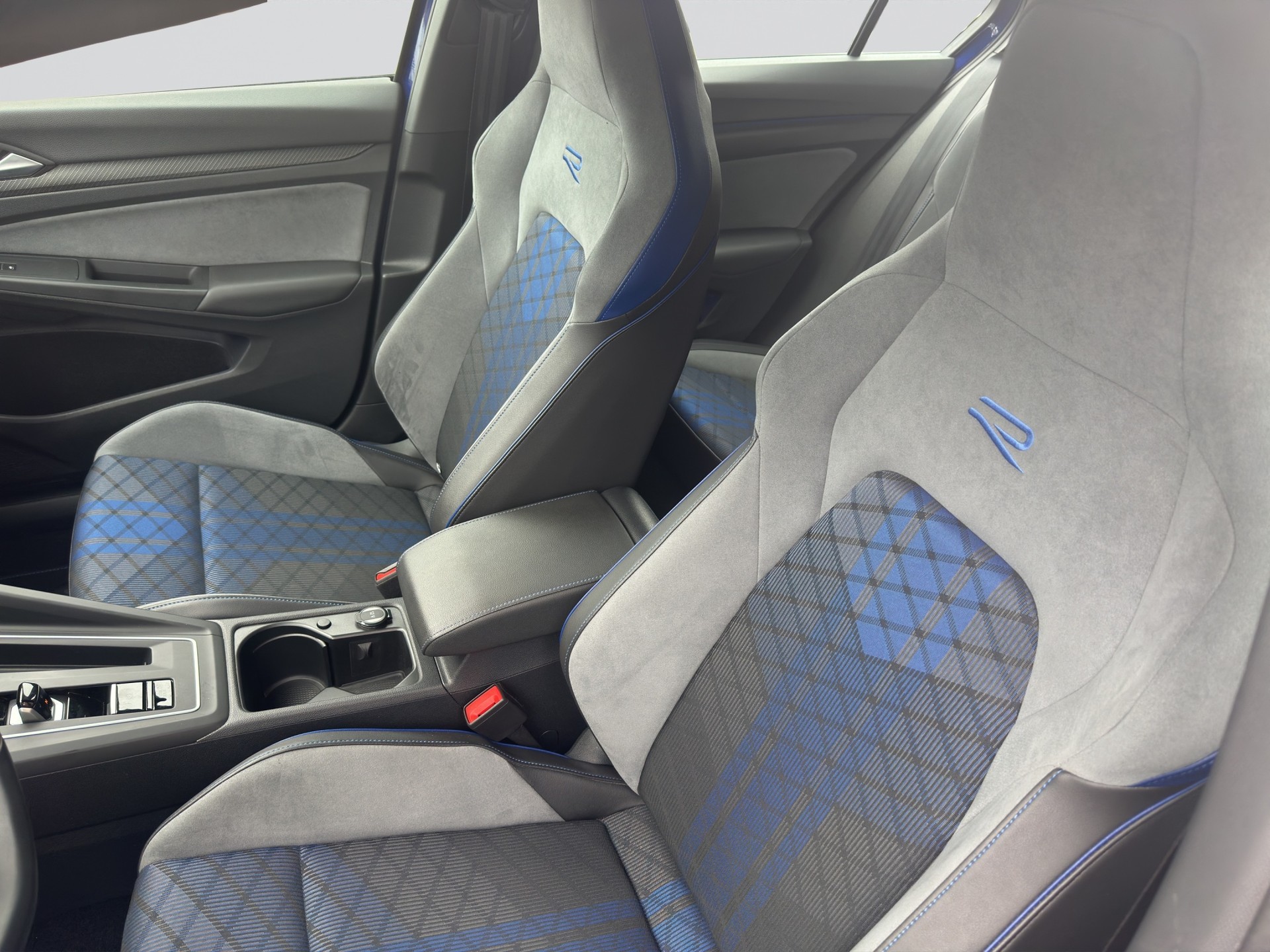 VW Golf 2.0 TSI R DSG 4Motion-image-6