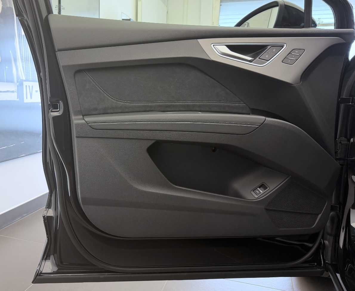 AUDI Q4 e-tron SUV quattro performance Swiss Ski-showroom-element-3