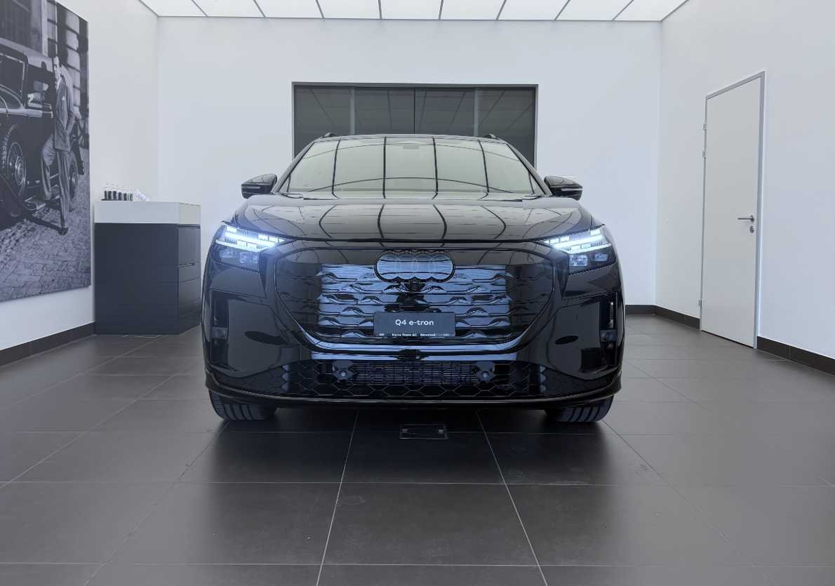 AUDI Q4 e-tron SUV quattro performance Swiss Ski-showroom-element-1