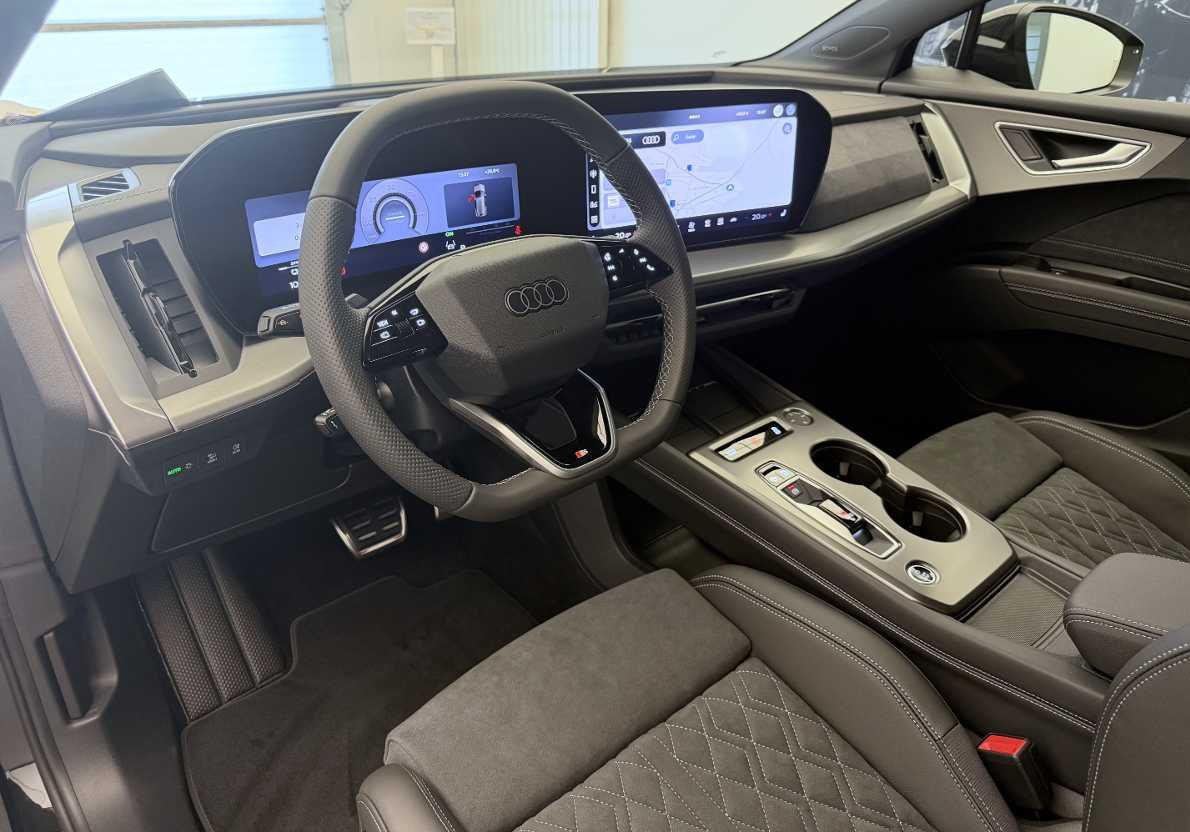 AUDI Q4 e-tron SUV quattro performance Swiss Ski-image-7