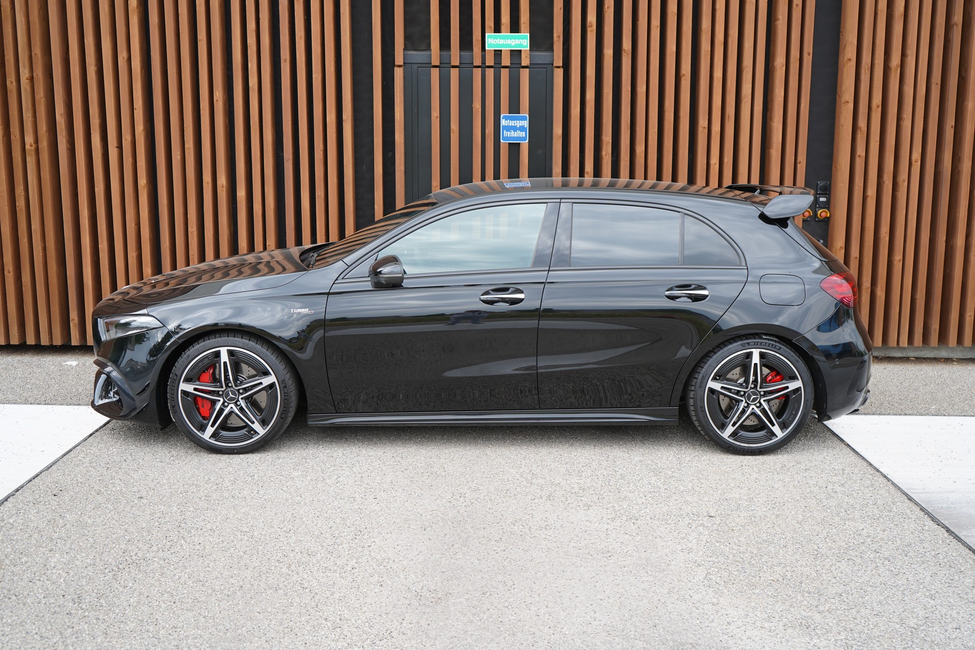 MERCEDES-BENZ A 45 S AMG 4MATIC+ SPEEDSHIFT AERO BLACK l 421 PS-image-3