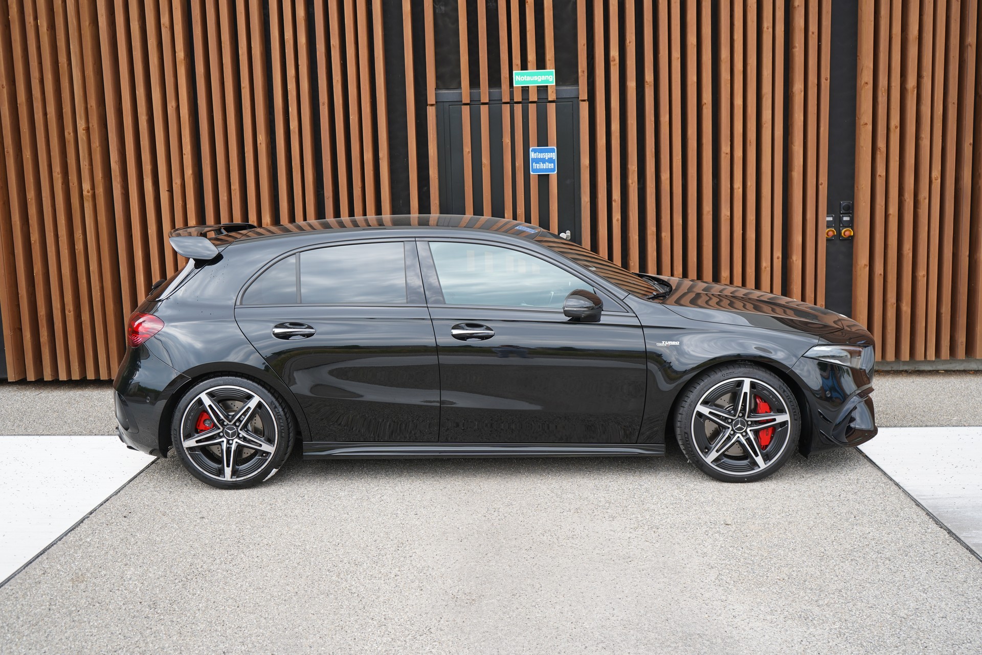 MERCEDES-BENZ A 45 S AMG 4MATIC+ SPEEDSHIFT AERO BLACK l 421 PS-image-4