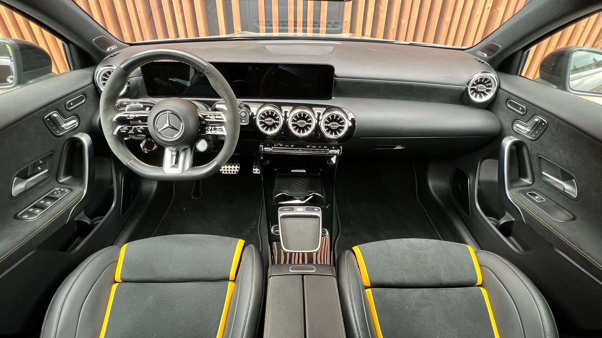MERCEDES-BENZ A 45 S AMG 4MATIC+ SPEEDSHIFT AERO BLACK l 421 PS-image-20