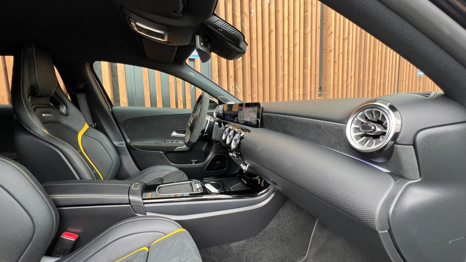 MERCEDES-BENZ A 45 S AMG 4MATIC+ SPEEDSHIFT AERO BLACK l 421 PS-image-22