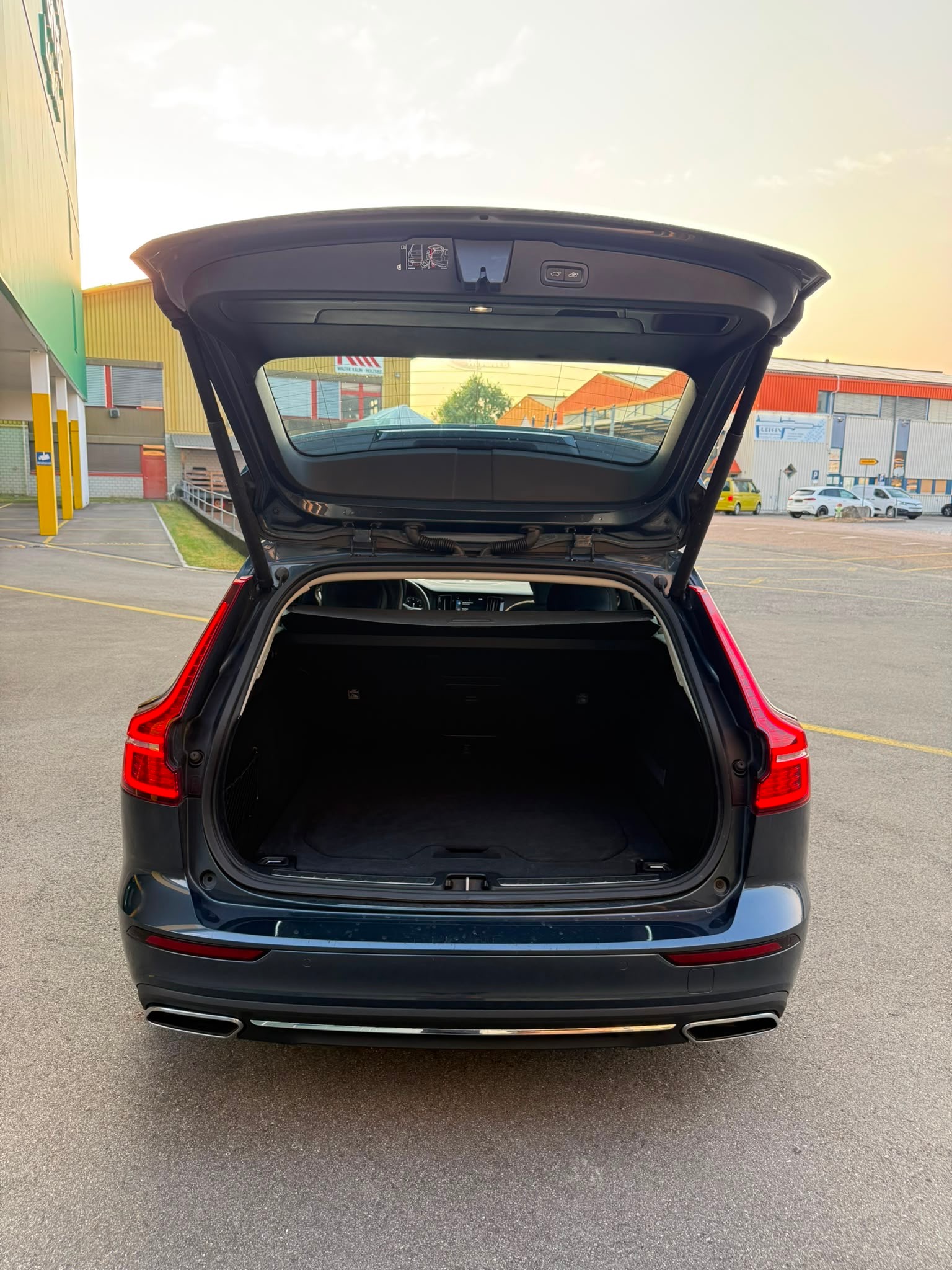 VOLVO V60 D4 AWD Momentum Geartronic-image-15