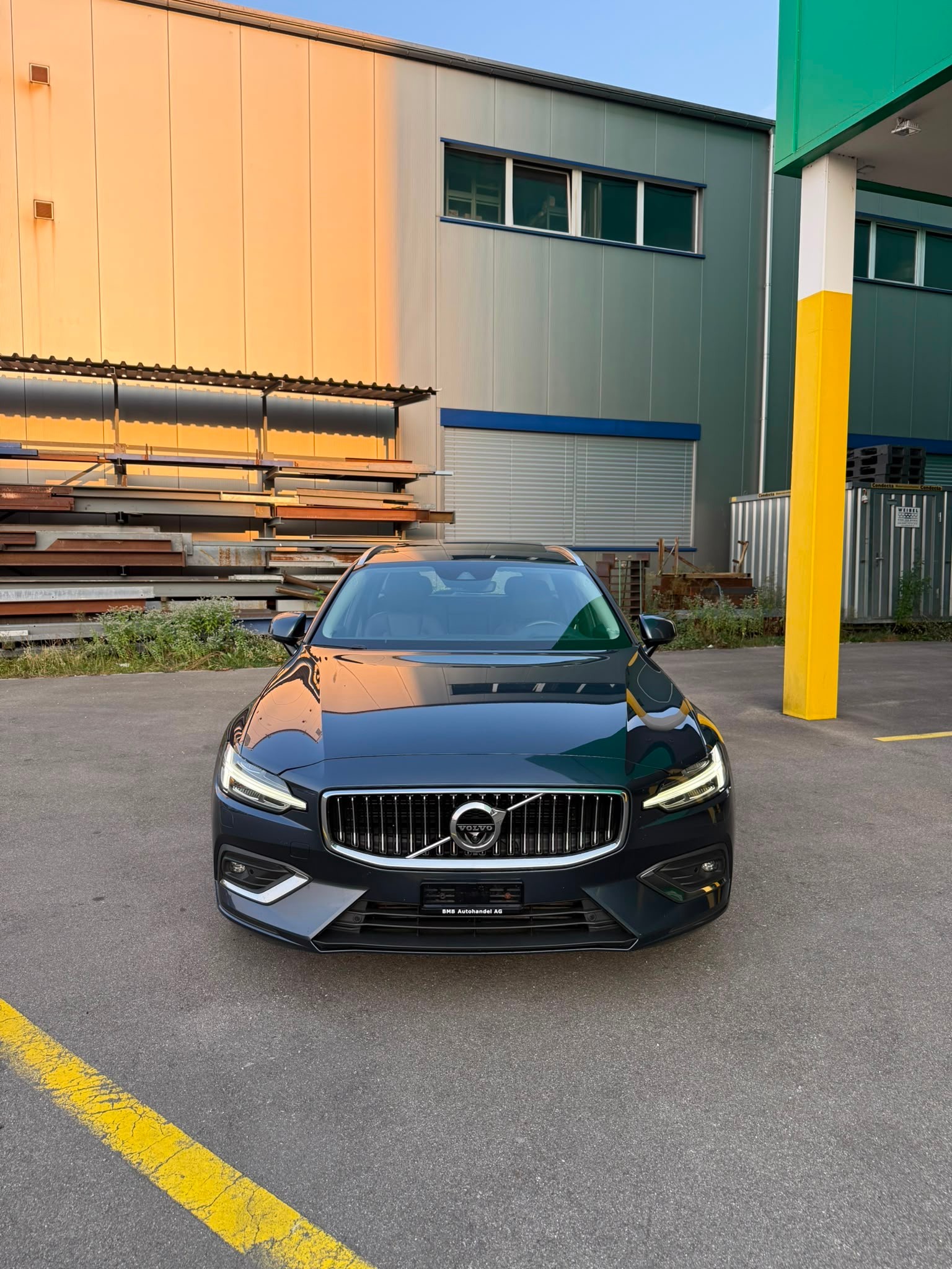 VOLVO V60 D4 AWD Momentum Geartronic-image-1