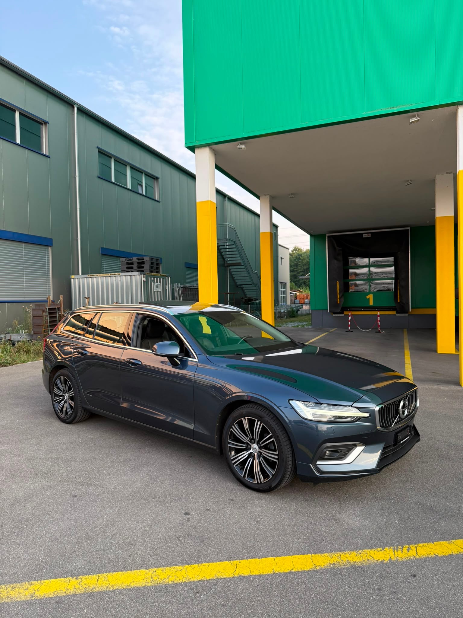 VOLVO V60 D4 AWD Momentum Geartronic-image-0