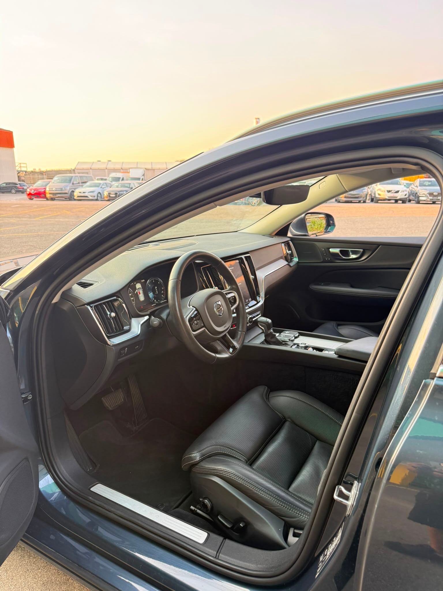 VOLVO V60 D4 AWD Momentum Geartronic-image-8