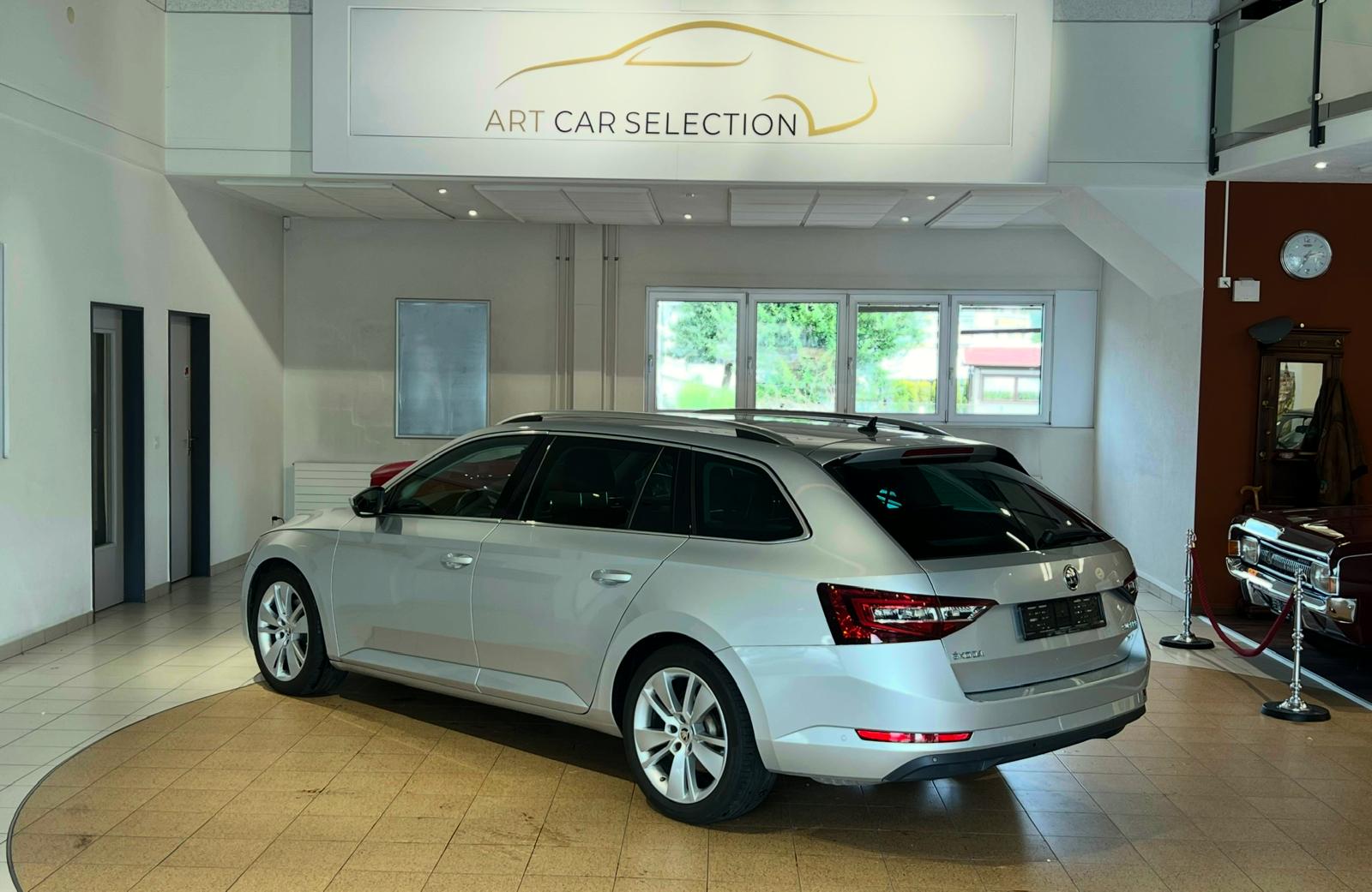 SKODA Superb Combi 2.0 TDi 4x4 DSG *Vollausstattung*-image-2