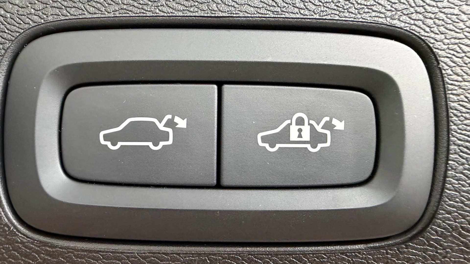 VOLVO XC60 2.0 T6 TE Ultra Dark eAWD-image-15