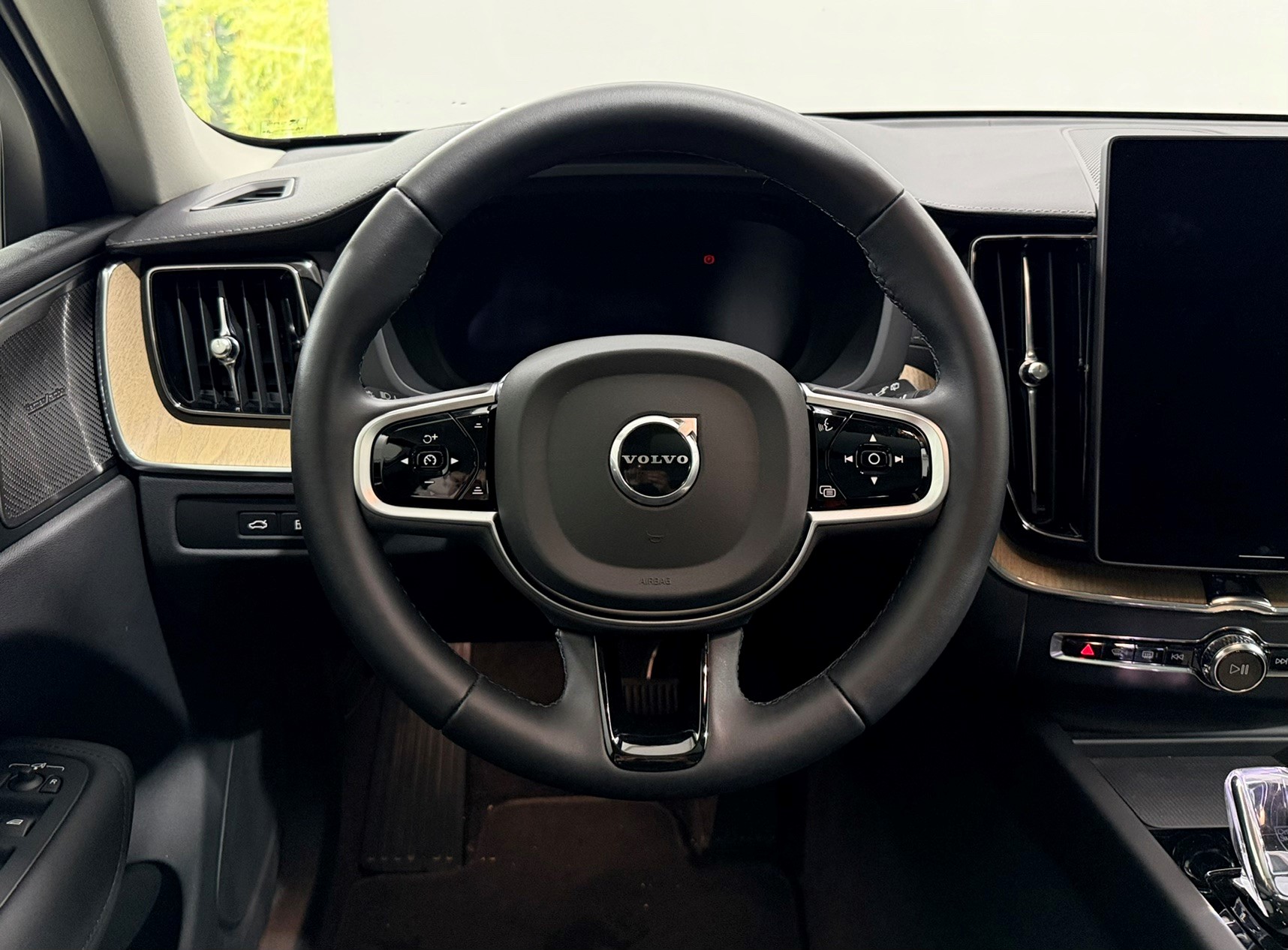 VOLVO XC60 2.0 T6 TE Ultra Dark eAWD-image-7