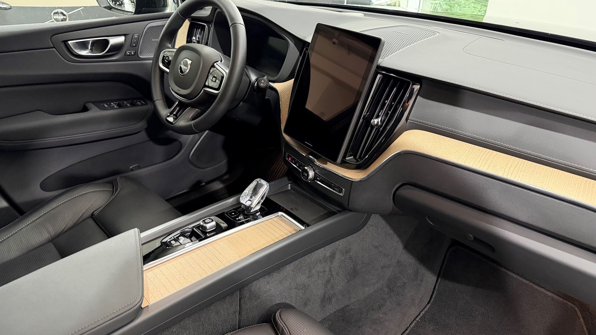 VOLVO XC60 2.0 T6 TE Ultra Dark eAWD-image-4