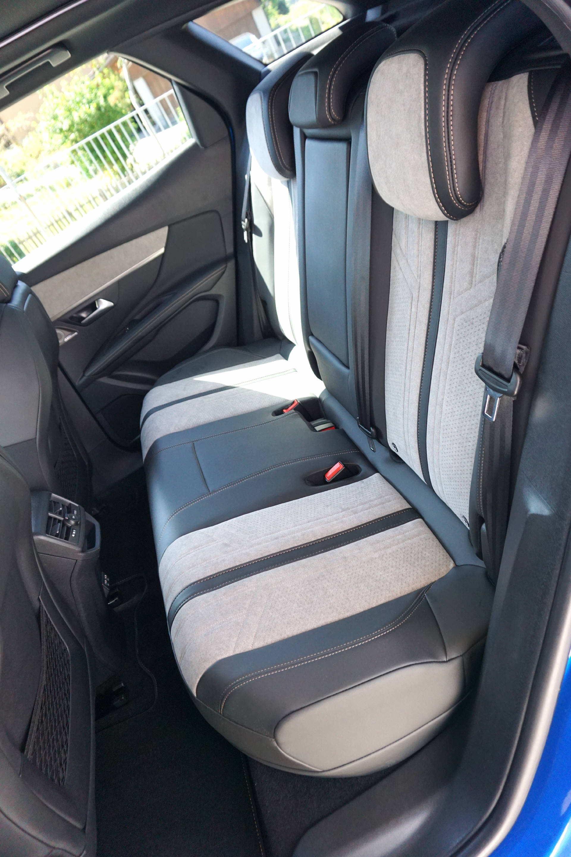 PEUGEOT 3008 1.6 Plug-in Hybrid4 GT Pack-image-11