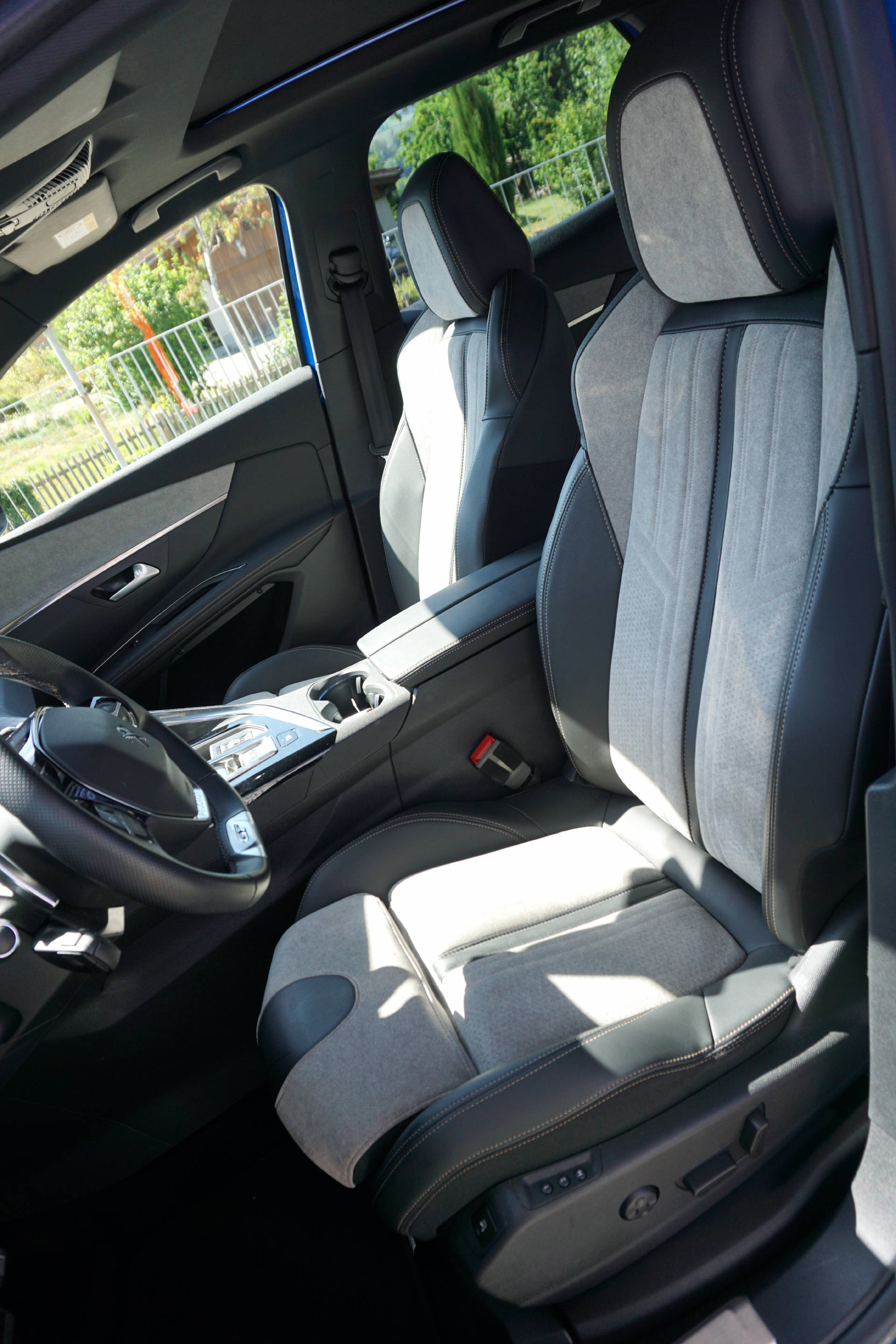 PEUGEOT 3008 1.6 Plug-in Hybrid4 GT Pack-image-9