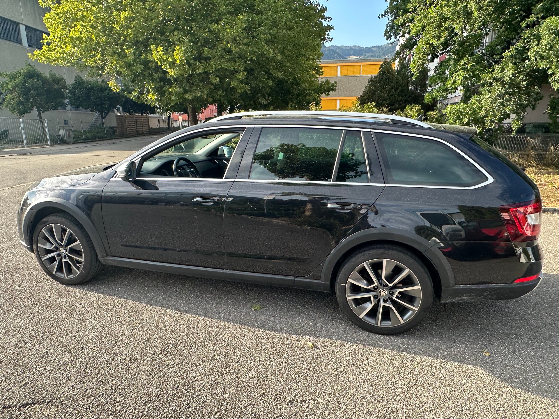 SKODA Octavia Combi 2.0 TDI Scout 4x4 DSG-image-5