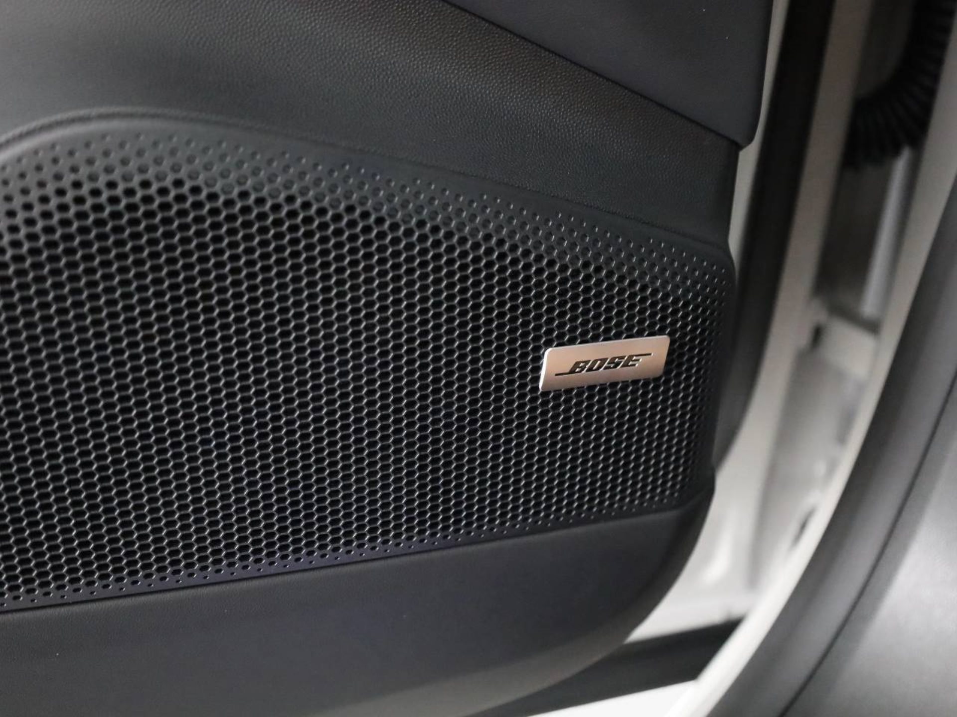 PORSCHE Macan Turbo-image-13