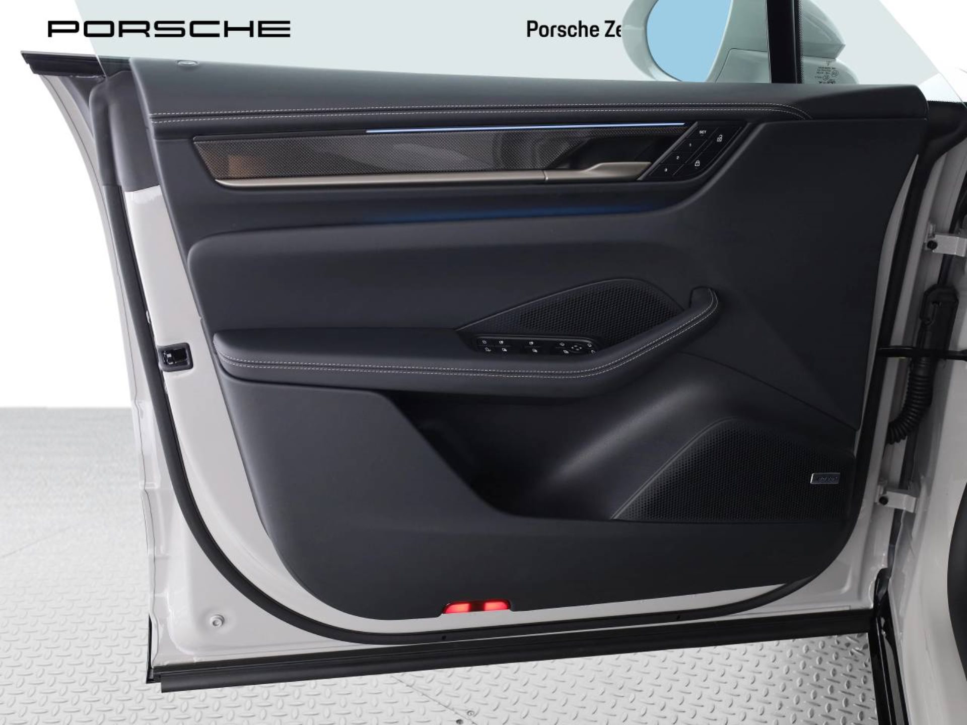 PORSCHE Macan Turbo-image-12