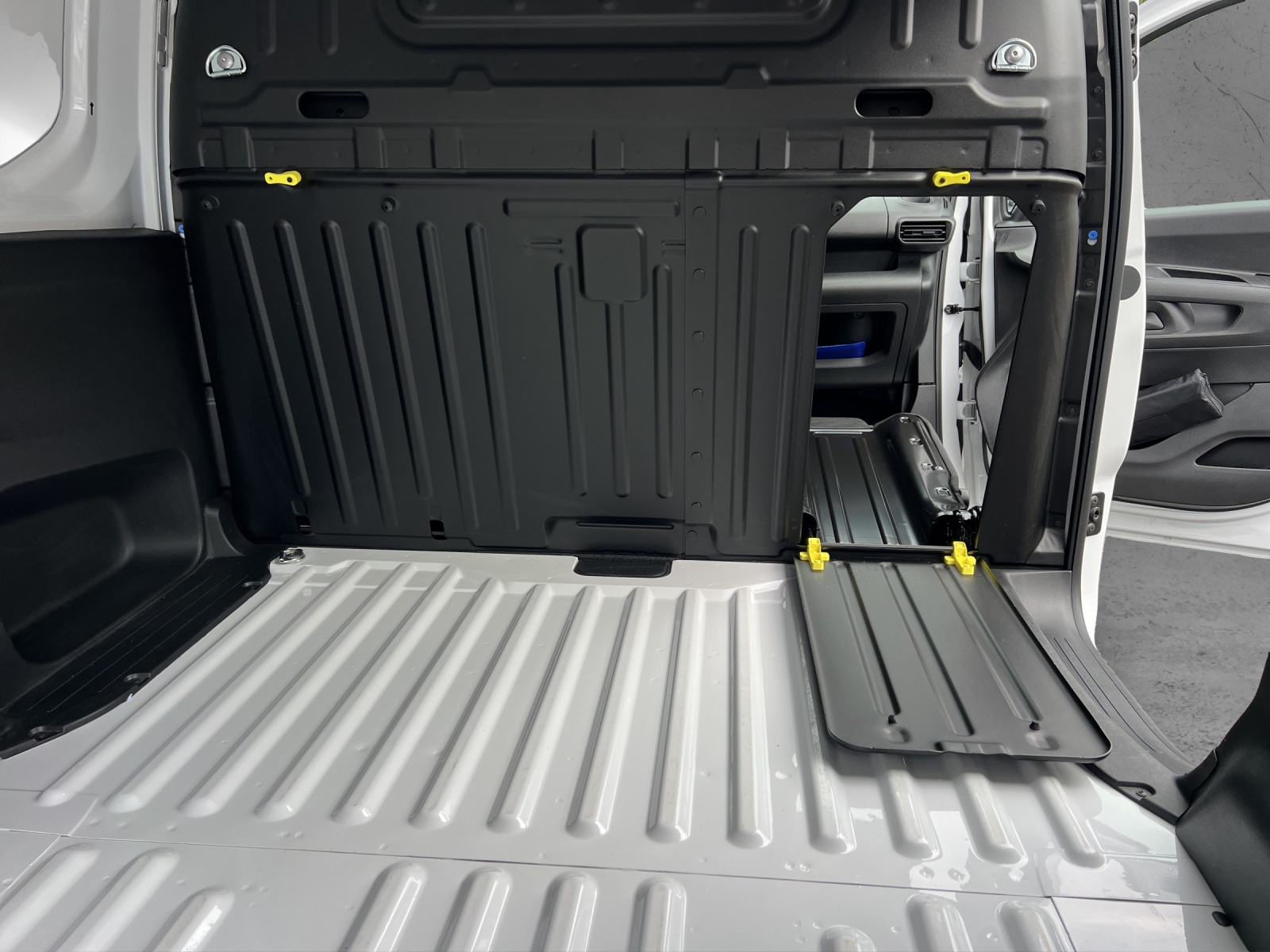 FIAT E-Doblo L1 50kWh 800kg Swiss Edition-image-11