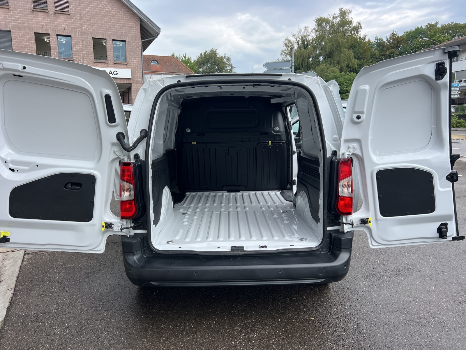FIAT E-Doblo L1 50kWh 800kg Swiss Edition-image-9