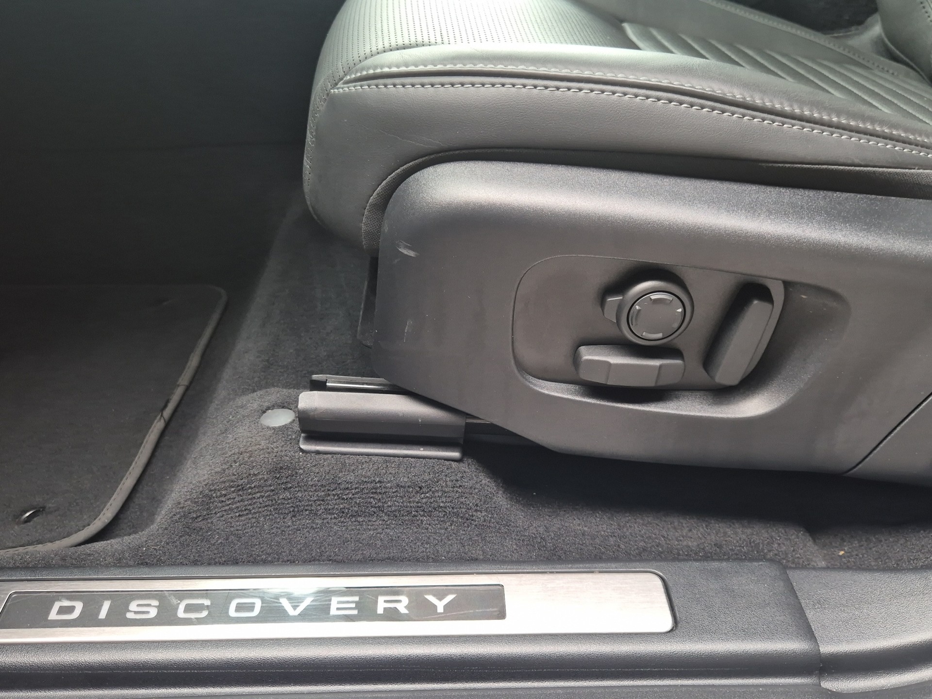 LAND ROVER Discovery Sport D200 2.0D TD4 MHEV HSE AT9-image-9