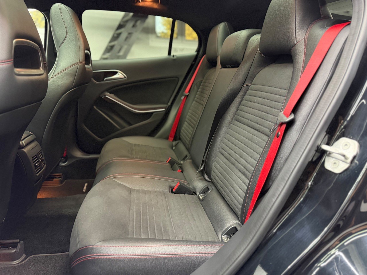 MERCEDES-BENZ GLA 45 AMG 4Matic 7G-DCT | Schiebedach-image-19