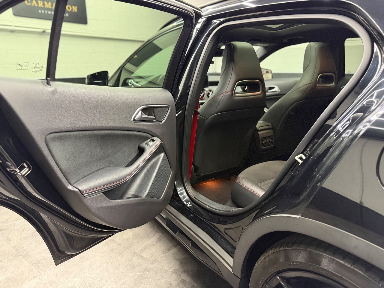MERCEDES-BENZ GLA 45 AMG 4Matic 7G-DCT | Schiebedach-image-18