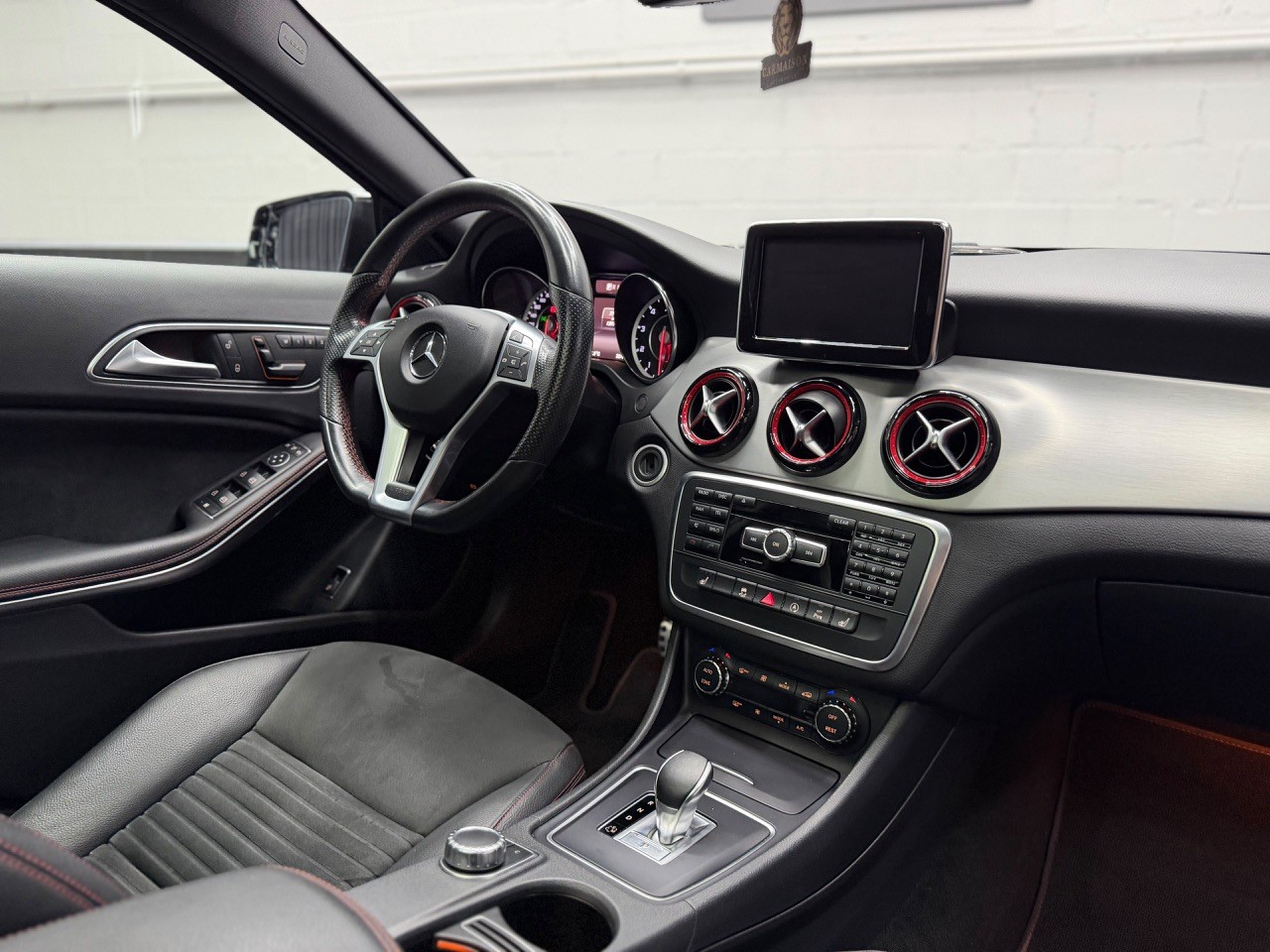 MERCEDES-BENZ GLA 45 AMG 4Matic 7G-DCT | Schiebedach-image-21