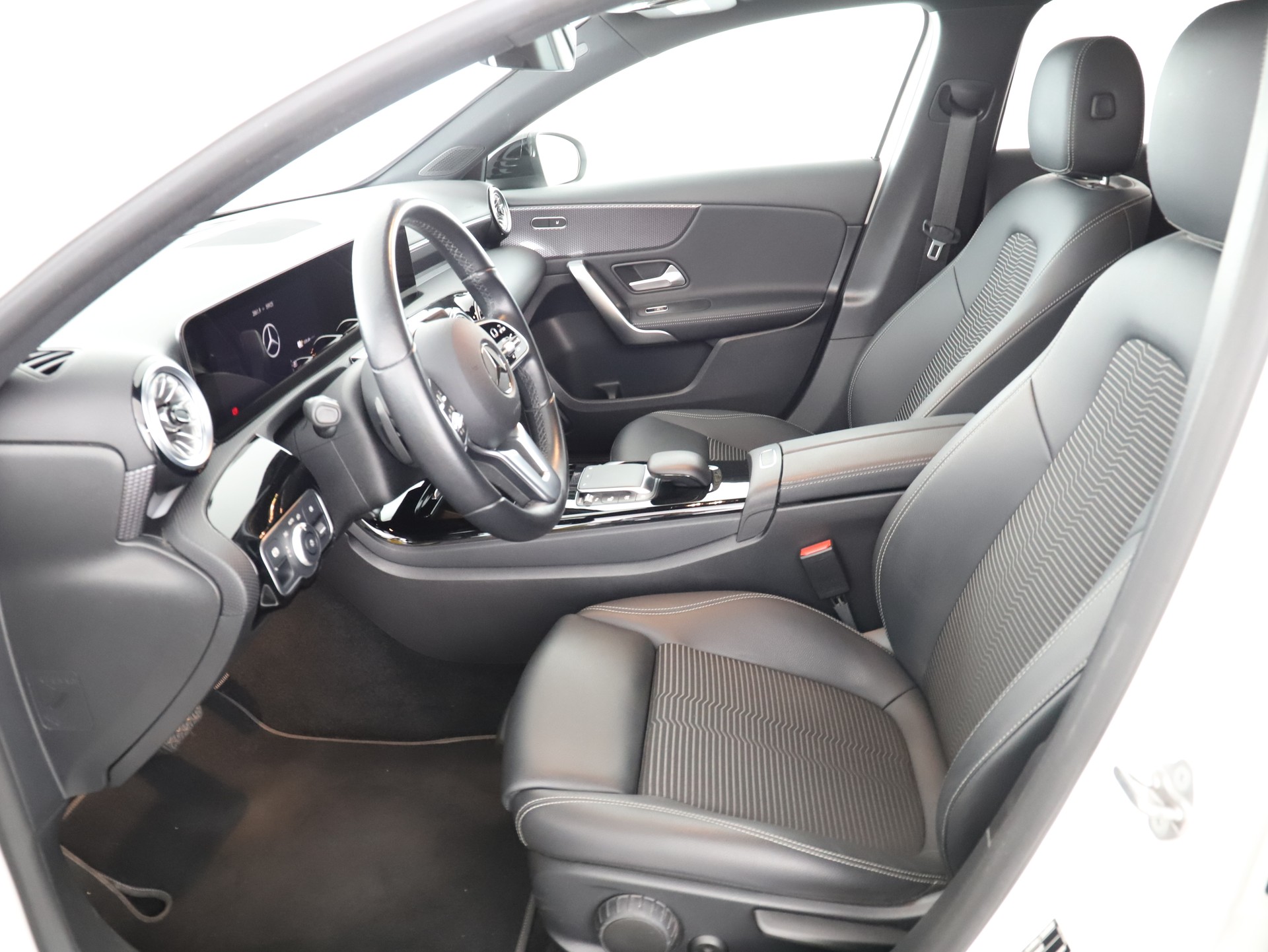 MERCEDES-BENZ A 250e Progressive-image-9