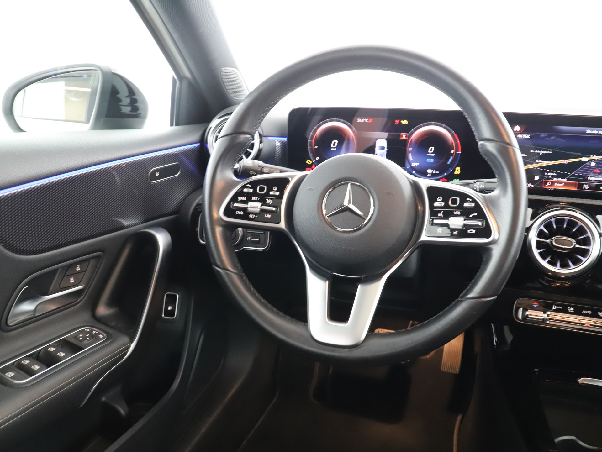 MERCEDES-BENZ A 250e Progressive-image-12