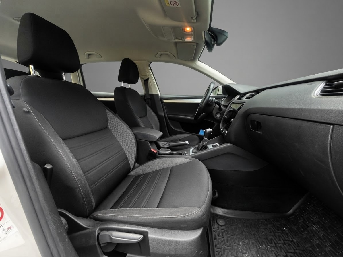 SKODA Octavia Combi 1.6 TDI Ambition DSG-image-11