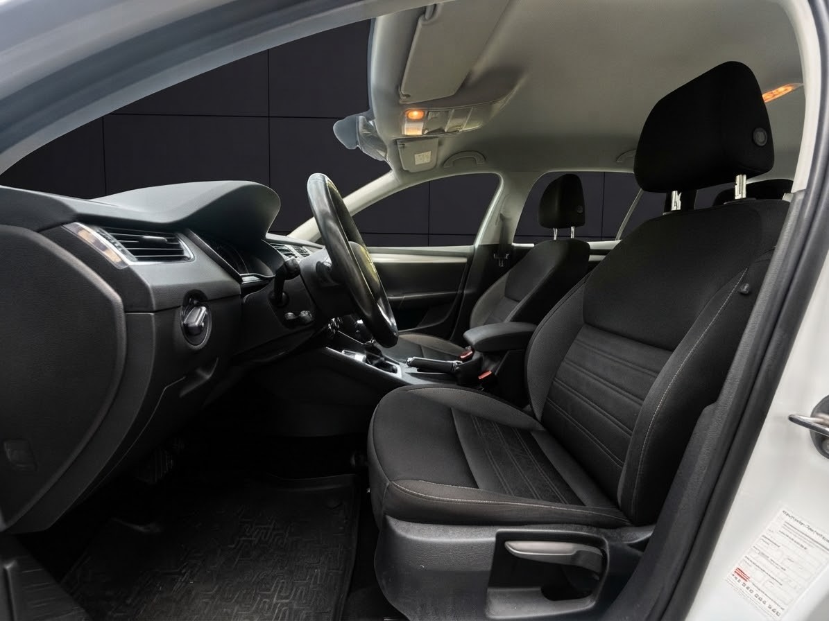 SKODA Octavia Combi 1.6 TDI Ambition DSG-image-12